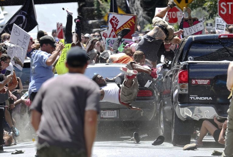 ３面　APTOPIX Confederate Monuments Protest